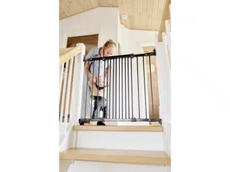 Baba biztonsági rács, ami fel van szerelve a lépcső tetejére.