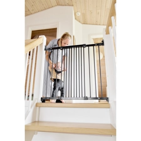 Baba biztonsági rács, ami fel van szerelve a lépcső tetejére.