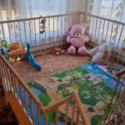 Babakarám Babakarám a nappaliban. A babakarám ajtaja éppen nyitva van