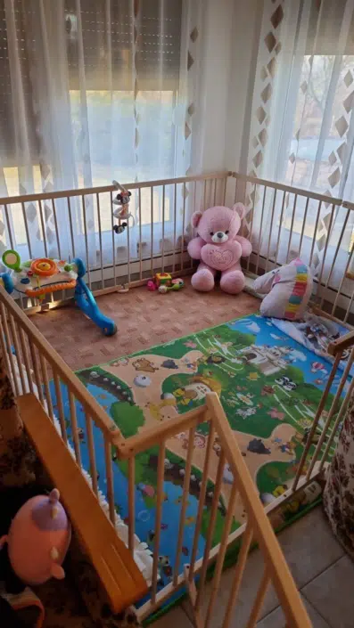 Babakarám a nappaliban. A babakarám ajtaja éppen nyitva van