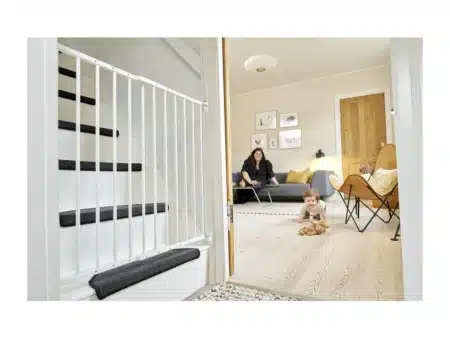 Ez egy biztonsági ajtórácsot ábrázol, ami a lépcső elé van szerelve