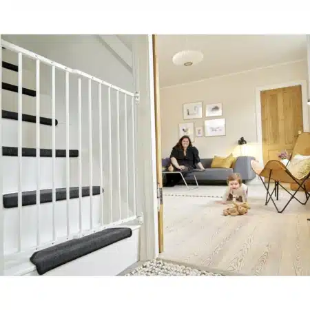 Ez egy biztonsági ajtórácsot ábrázol, ami a lépcső elé van szerelve