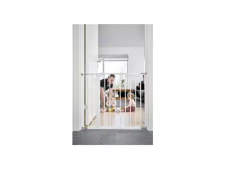 Ebben a képen egy BabyDan Premier biztonsági rács látható, amely ajtónyílásba van szerelve. Ez a termék a kisgyermekek biztonságát szolgálja, megakadályozva, hogy veszélyes területekre jussanak (például konyhába vagy lépcsőhöz).