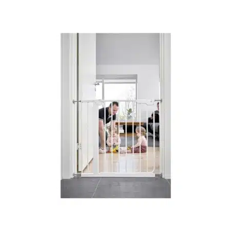 Ebben a képen egy BabyDan Premier biztonsági rács látható, amely ajtónyílásba van szerelve. Ez a termék a kisgyermekek biztonságát szolgálja, megakadályozva, hogy veszélyes területekre jussanak (például konyhába vagy lépcsőhöz).